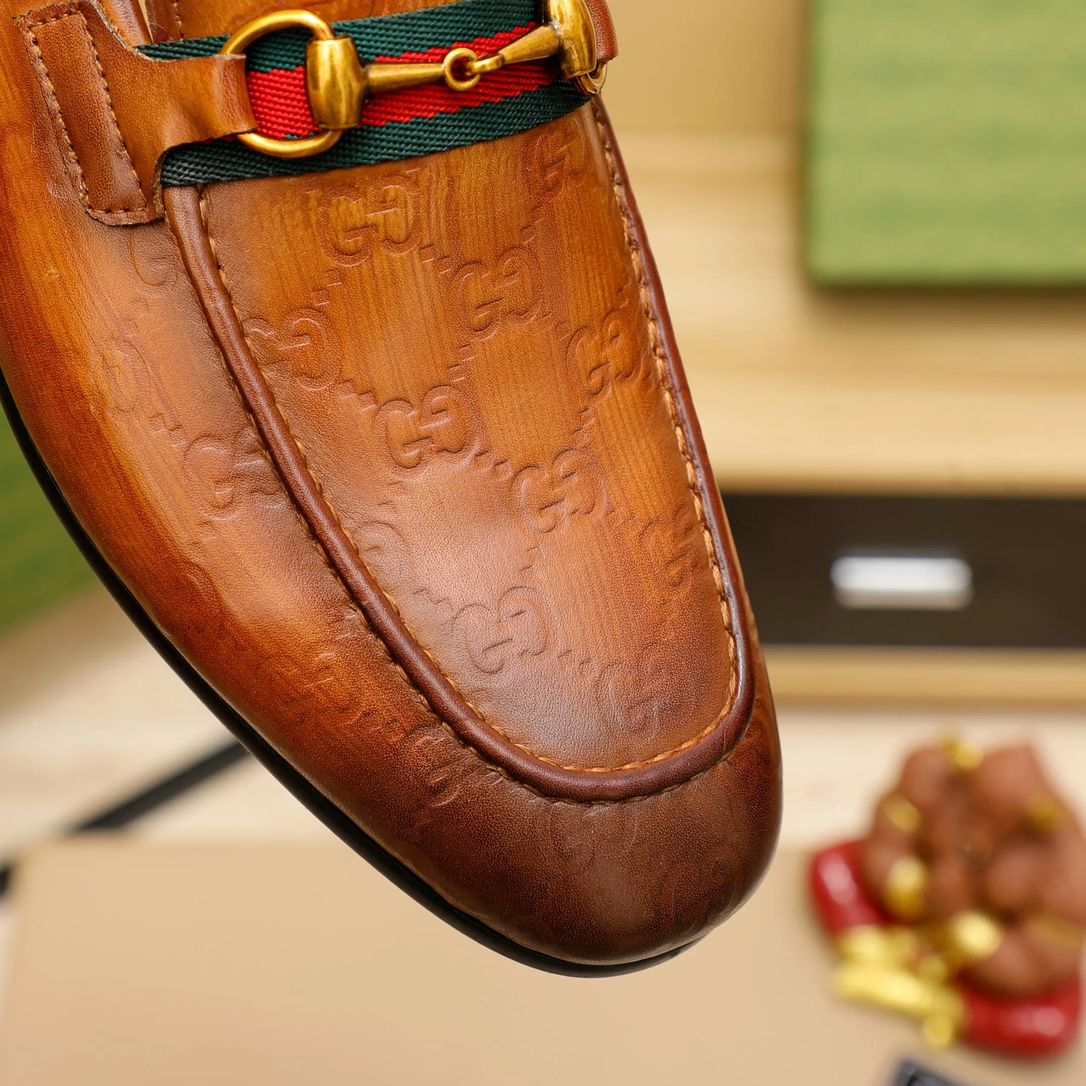 p480 GUCCI 2021 men’s latest casual leather shoes👞! Available at counters simultaneously! A one-to-one replica of the original. All imported top layer calfskin. The interior is made of top-grade cowhide, and the original factory-supplied rubber outsole is used. Leading new fashion concepts. Black, brown, matching sizes: 38-45